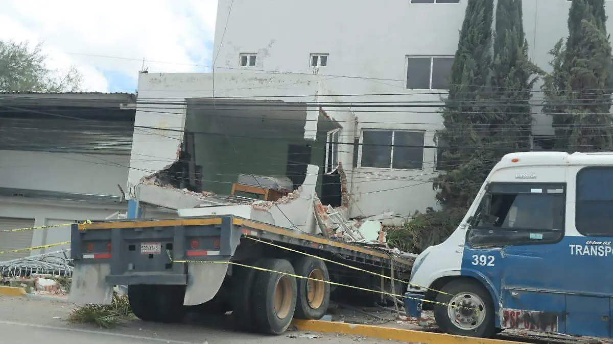 Choque tráiler en Carr 57 (1)